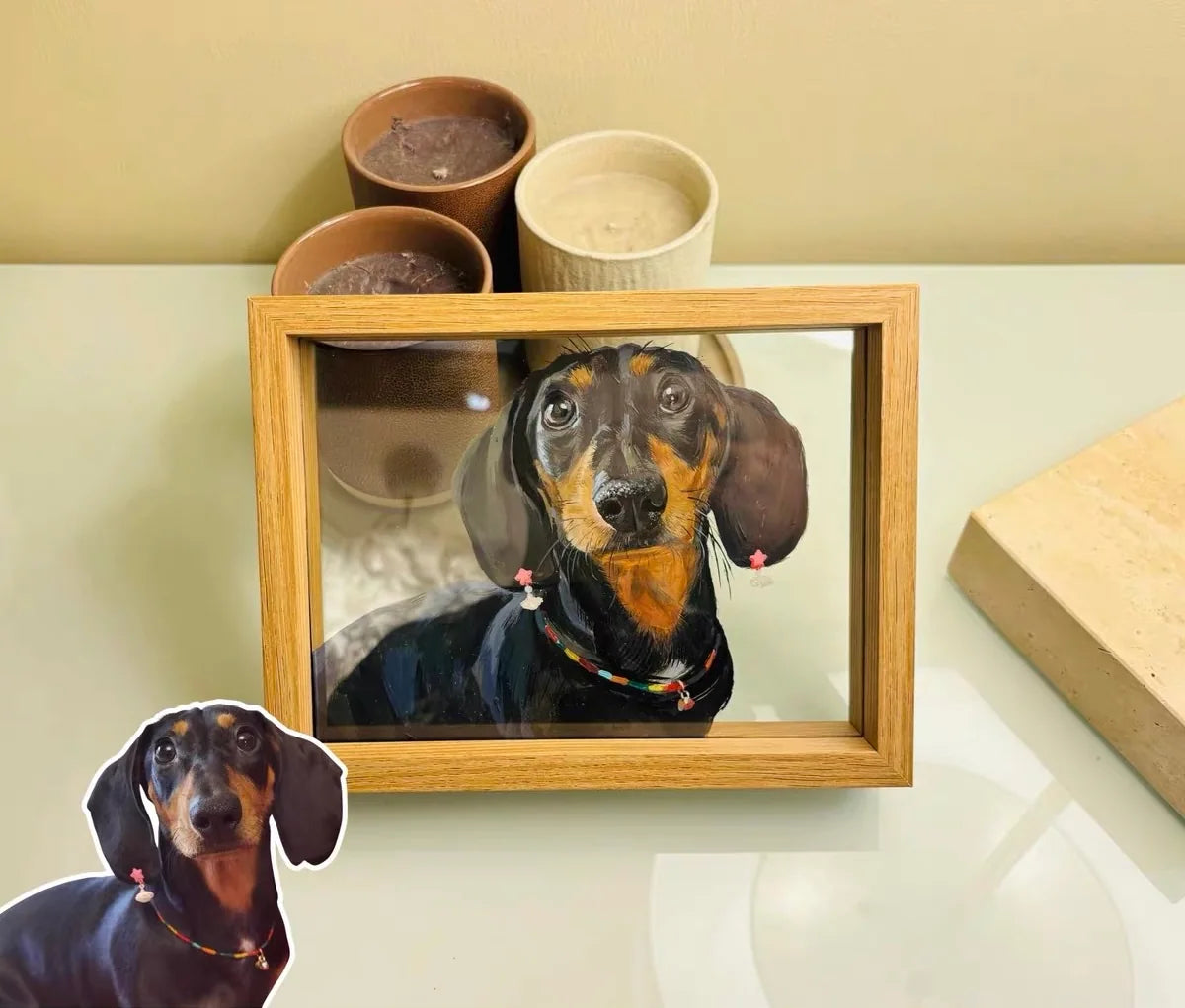 A dachshund portrait with a small reference image beside the frame.