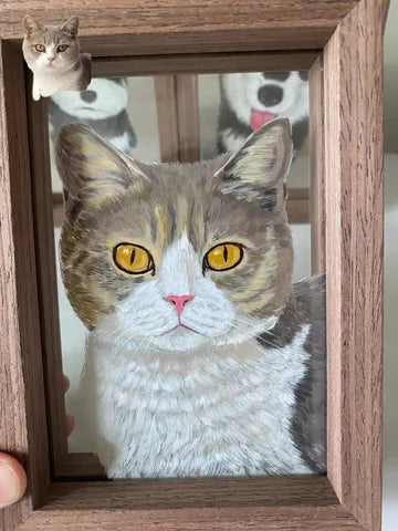 Tabby cat frame with small reference-photo cutout.